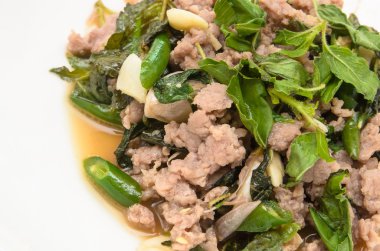 Kızarmış kıyma domuz kutsal fesleğen