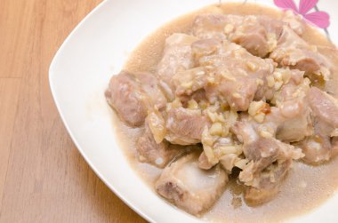 Sarımsak soslu kızarmış kaburga domuz