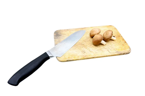 Свежие шиитакские грибы и рубящий нож на щебне — стоковое фото
