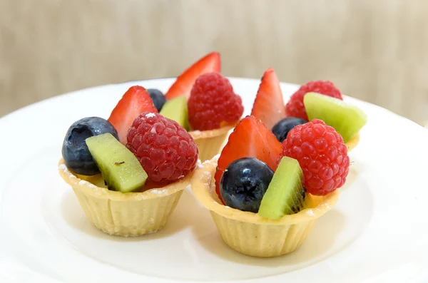 Fruit Tart with berries and kiwi on white disc — Stock Photo, Image
