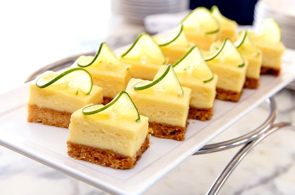 Mini lemoon Cheesecake op witte schijf — Stockfoto