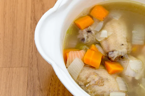 Havuç ve soğan tavuk çorbası — Stok fotoğraf