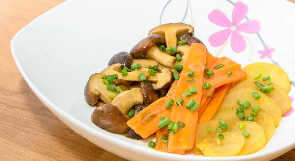 Seta Shiitake frita, zanahoria y patata con salsa de mantequilla — Foto de Stock