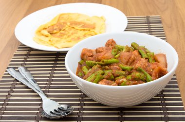 domuz eti ile son derece sıcak karıştırın Kızarmış çalı fasulyesi var omlet ba