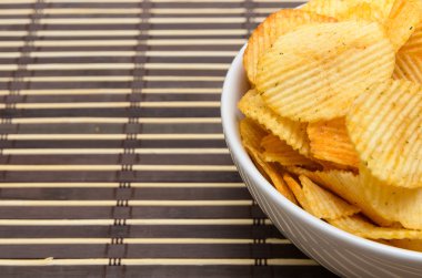 patates cipsi bambu mat beyaz kase