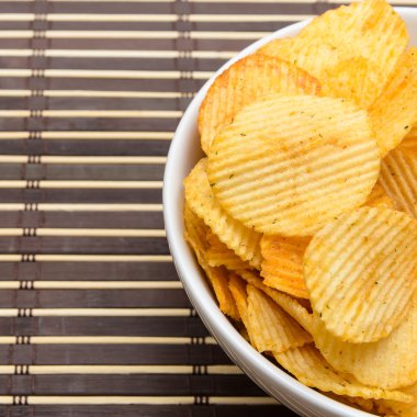 patates cipsi bambu mat beyaz kase