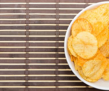 patates cipsi bambu mat beyaz kase