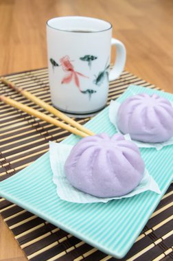 Taro mantou yeşil çanak bambu hasır üzerinde'deki Çince buğulanmış çörek
