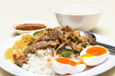 daldırma sos ve çorba ile baharatlı çeşni olarak ızgara domuz