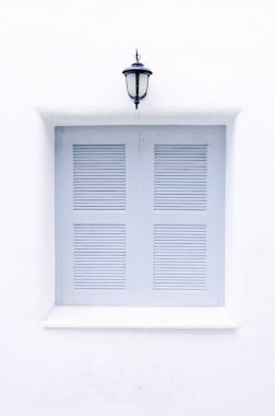 gri windows ve klasik beyaz duvar lambası