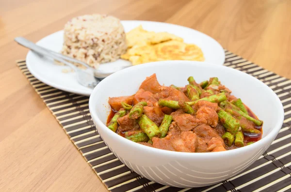 Feijão frito extremamente quente com carne de porco tem arroz e cúpula — Fotografia de Stock