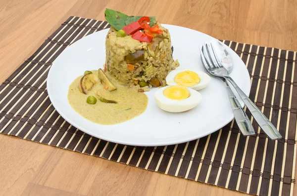 Riso fritto curry verde con carne di maiale e uova sode — Foto Stock