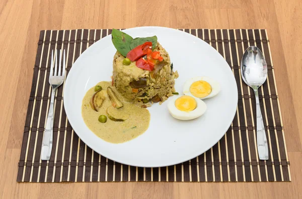 Smažená rýže zelené kari s vepřovým a vařit vejce — Stock fotografie
