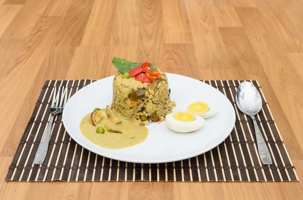 Arroz frito al curry verde con cerdo y huevo cocido — Foto de Stock