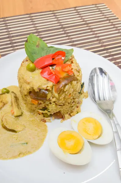 Arroz frito caril verde com carne de porco e ferver o ovo — Fotografia de Stock