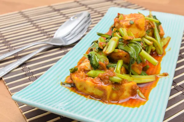 Fried Tofu with chinese kale in red curry saurce — Stock Photo, Image