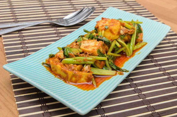 Tofu frito com couve chinesa em saurce de caril vermelho — Fotografia de Stock