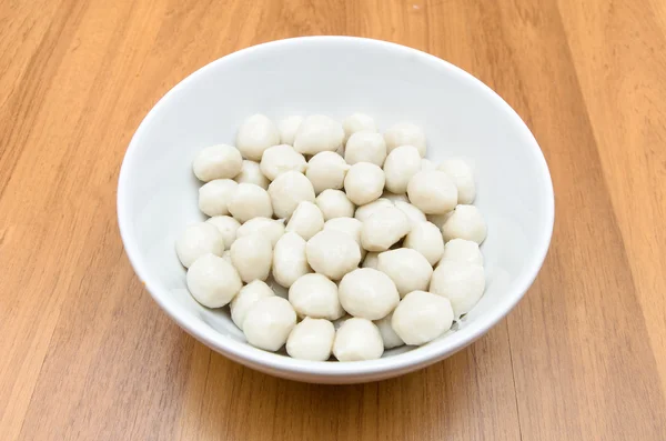 Fisk kött boll i skål på träbord — Stockfoto