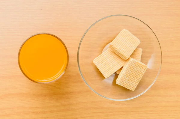 Appelsinjuice og Wafer på træbordet - Stock-foto