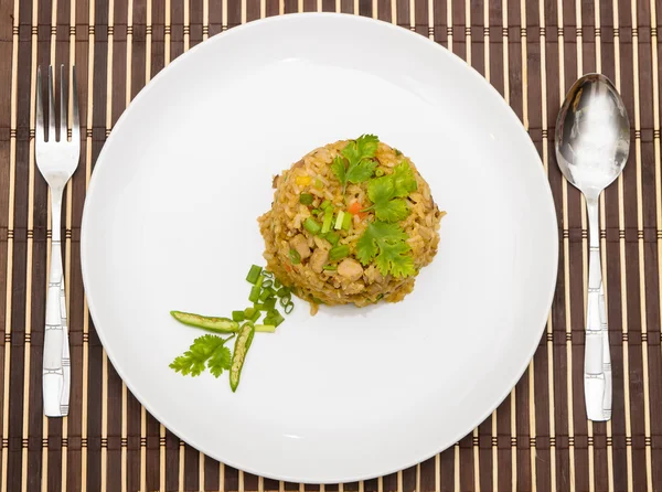 Riso fritto curry giallo con carne di maiale su tappetino di bambù — Foto Stock