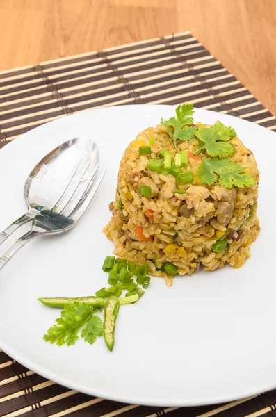 Arroz frito curry amarelo com carne de porco no tapete de bambu — Fotografia de Stock