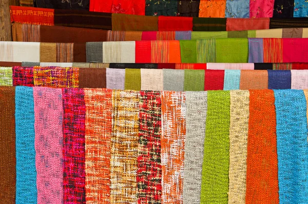 Цветной ручной работы шали на рынке Лаоса — стоковое фото