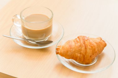 sıcak kahve ve kruvasan sabah zaman