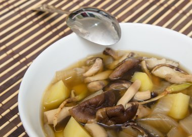 shiitake mantar çorbası soğan ve patates ile
