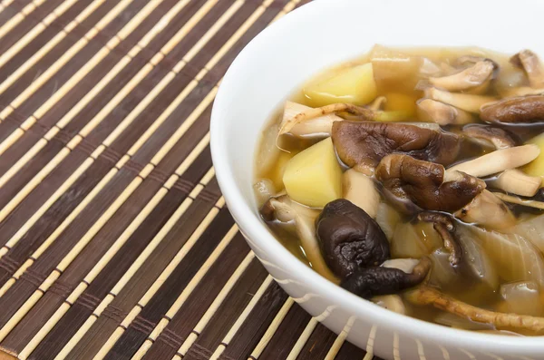 Sopa de champiñones Shiitake con cebolla y papa —  Fotos de Stock