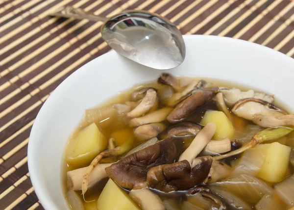 Shiitake hub polévka s cibulí a brambory — Stock fotografie
