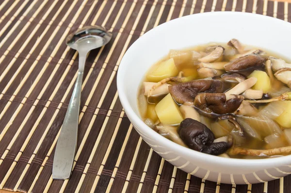 Shiitake hub polévka s cibulí a brambory — Stock fotografie