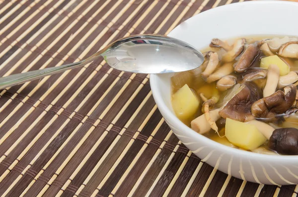 Sopa de champiñones Shiitake con cebolla y papa Imagen de stock