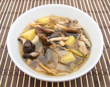shiitake mantar çorbası soğan ve patates ile