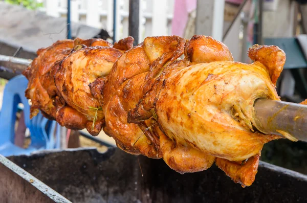 Pollo a la parrilla en la comida tailandesa escupir —  Fotos de Stock