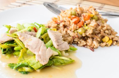 Kızarmış kale karıştırın Çin domuz eti ve akış sos ile pirinç Tay f