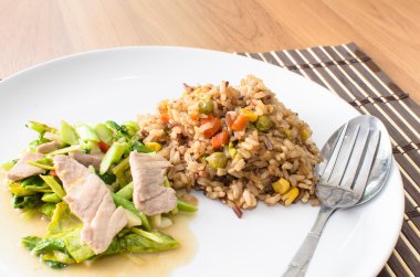 Kızarmış kale karıştırın Çin domuz eti ve akış sos ile pirinç Tay f