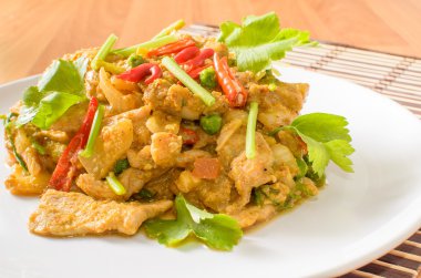 ile sebze kızarmış domuz baharatlı sarı köri karıştırın