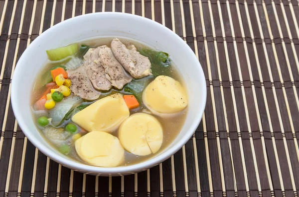 Soupe Tofu aux oeufs avec mélange de légumes et de porc — Photo