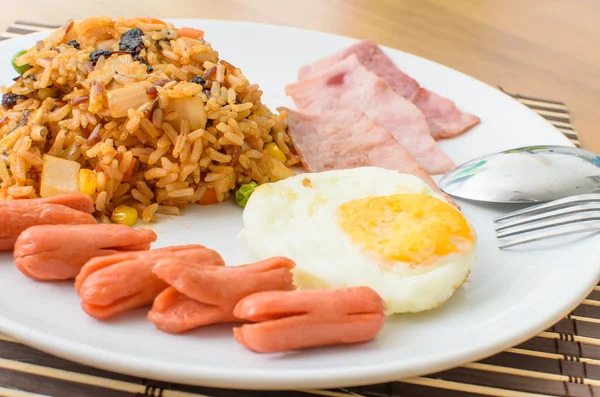 Arroz frito americano com linguiça de porco, bacon e ovo frito — Fotografia de Stock