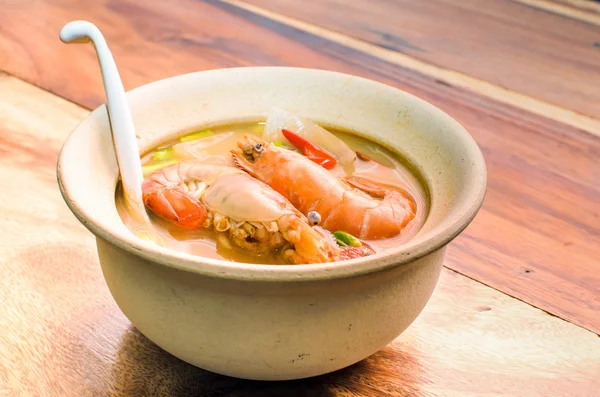 Tom yum nam koong khon - krémové thajská polévka s krevetami a mushro — Stock fotografie