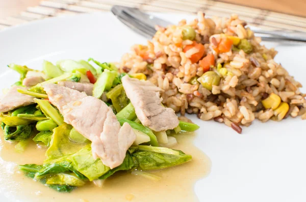 Mexer couve frita chinesa com carne de porco e molho de corrente arroz tailandês f — Fotografia de Stock