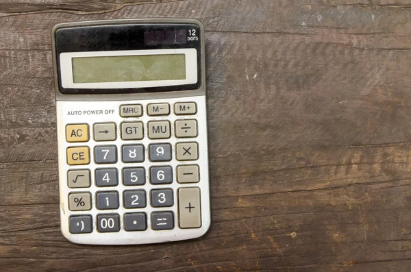 A velha calculadora na mesa de madeira — Fotografia de Stock