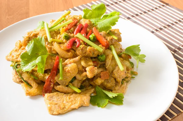 Mexer carne de porco frita caril amarelo picante com legumes — Fotografia de Stock