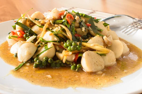 Mescolare la palla di pesce fritto con erbe thai piccanti — Foto Stock