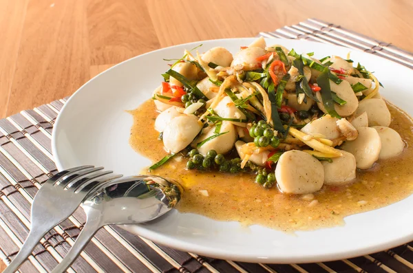 Mexer bola de peixe frito com ervas tailandesas picantes — Fotografia de Stock