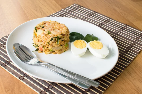 Khow Pat Tom Yum Koong - Stir fried spicy rice with herbs and p — Stock Image Khow Pat Tom Yum Koong - Stir fried spicy rice with herbs and p Stock Photo