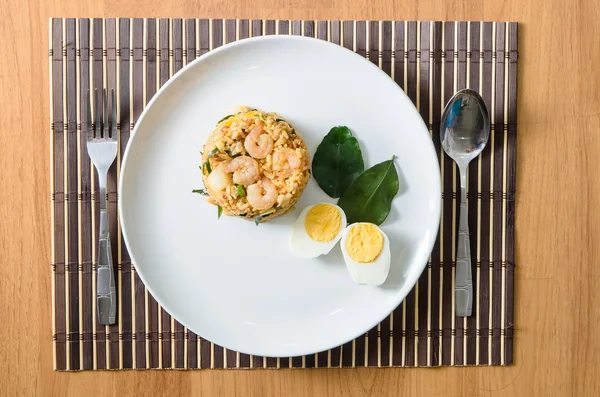 Khow Pat Tom Yum Koong - Stir fried spicy rice with herbs and p — Stock Image Khow Pat Tom Yum Koong - Stir fried spicy rice with herbs and p Stock Picture