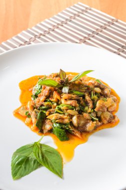 Kızarmış istiridye kavrulmuş chili yapıştır ile karıştırın. Tayland gıda