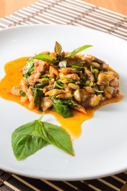 Kızarmış istiridye kavrulmuş chili yapıştır ile karıştırın. Tayland gıda