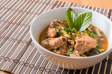 Baharatlı ve ekşi domuz yedek kaburga çorbası Tay tarzı - Tayland gıda